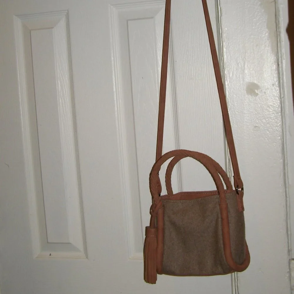 NEW Cute DANIELLE NICOLE Crossbody Bag w/Tassel - Picture 11 of 13